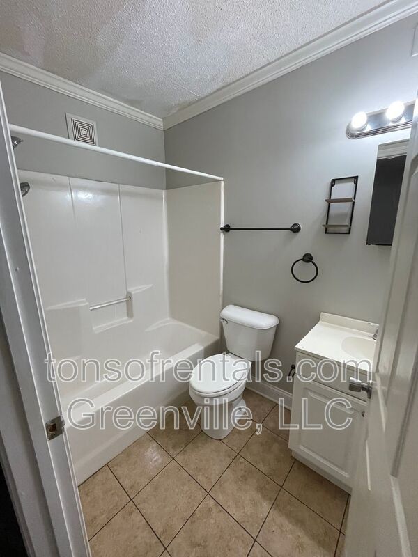 Super cute 1 bedroom 1 bath in great location! Trash/lawncare included! property image