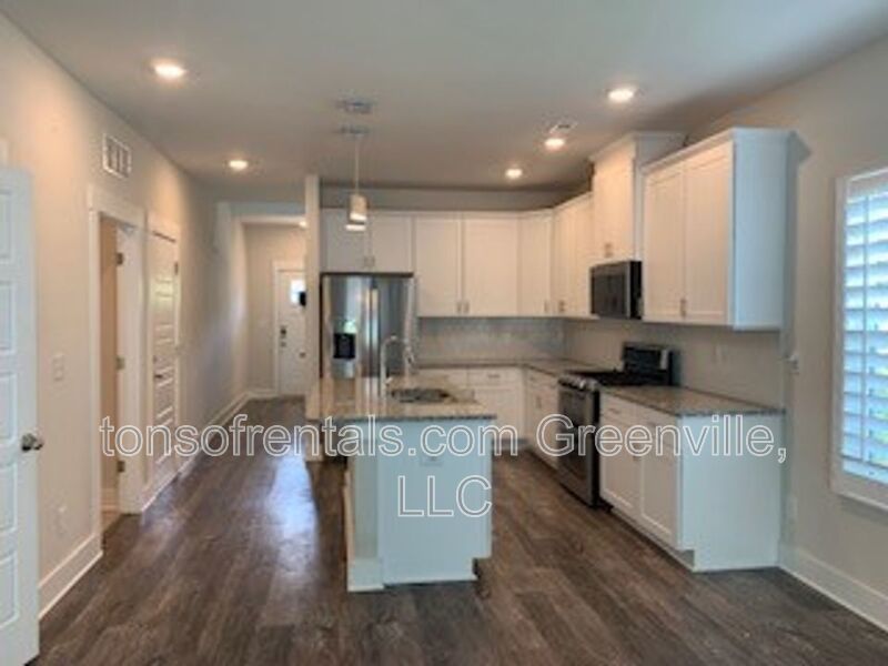Beautiful end unit townhome in great location of Greenville SC! property image