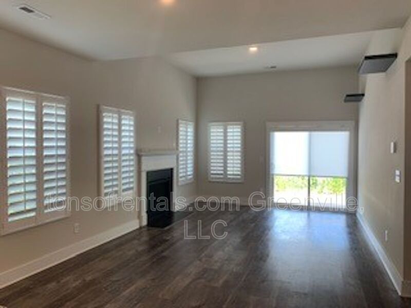 Beautiful end unit townhome in great location of Greenville SC! property image