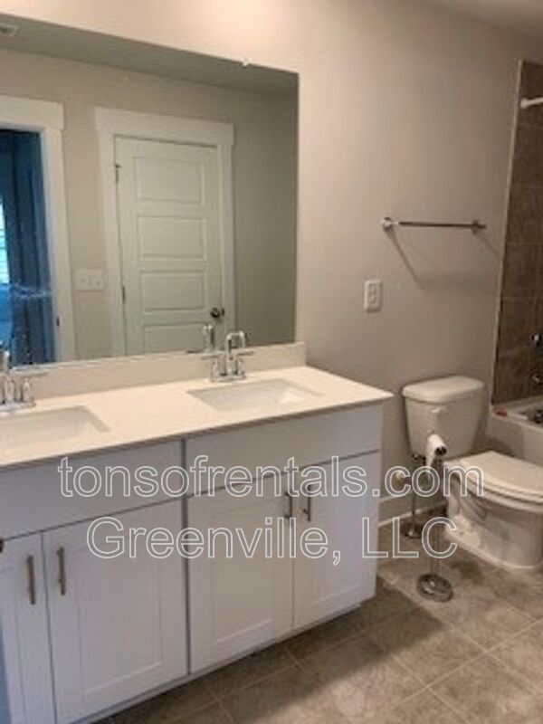Beautiful end unit townhome in great location of Greenville SC! property image