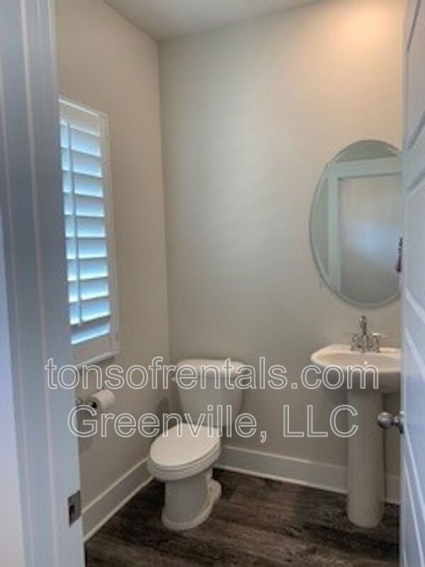 Beautiful end unit townhome in great location of Greenville SC! property image