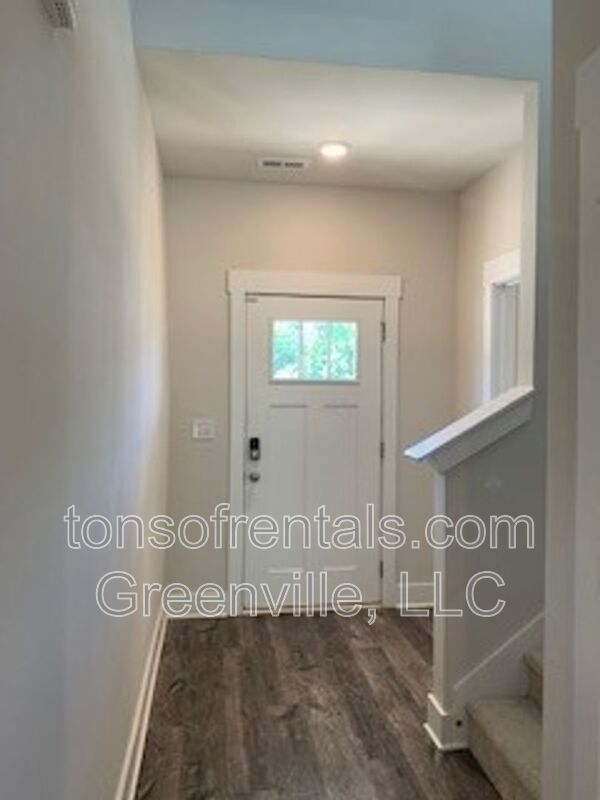 Beautiful end unit townhome in great location of Greenville SC! property image