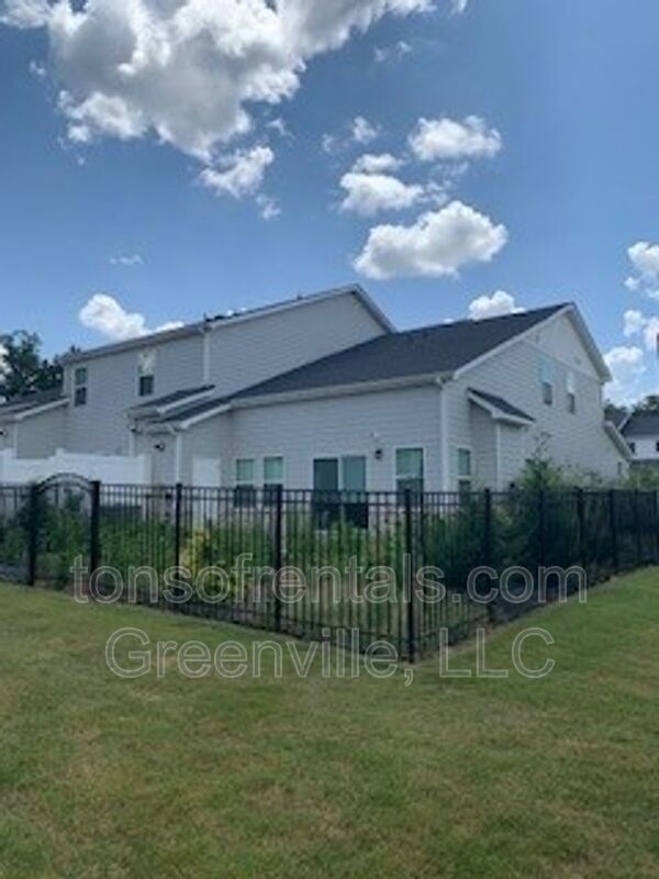 Beautiful end unit townhome in great location of Greenville SC! property image