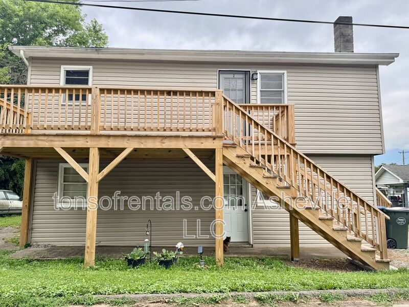 Charming 2-bedroom, 1-bathroom duplex located in the scenic Waynesville, NC. property image