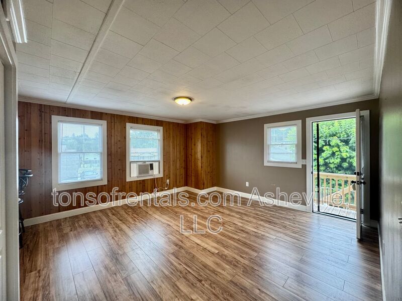 Charming 2-bedroom, 1-bathroom duplex located in the scenic Waynesville, NC. property image