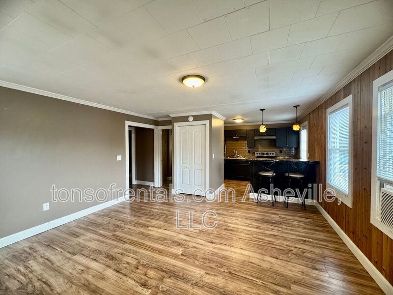 Charming 2-bedroom, 1-bathroom duplex located in the scenic Waynesville, NC. property image