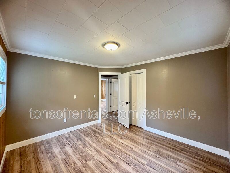 Charming 2-bedroom, 1-bathroom duplex located in the scenic Waynesville, NC. property image