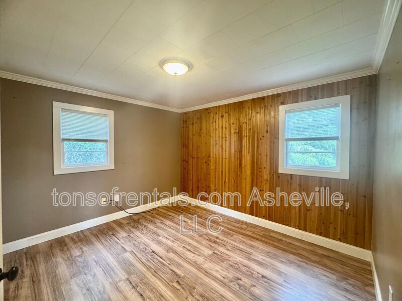 Charming 2-bedroom, 1-bathroom duplex located in the scenic Waynesville, NC. property image