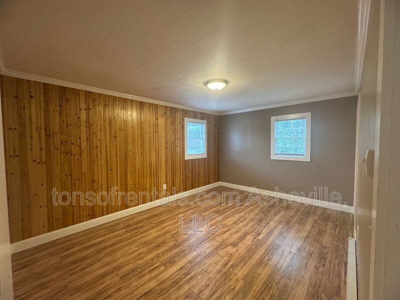 Charming 2-bedroom, 1-bathroom duplex located in the scenic Waynesville, NC. property image