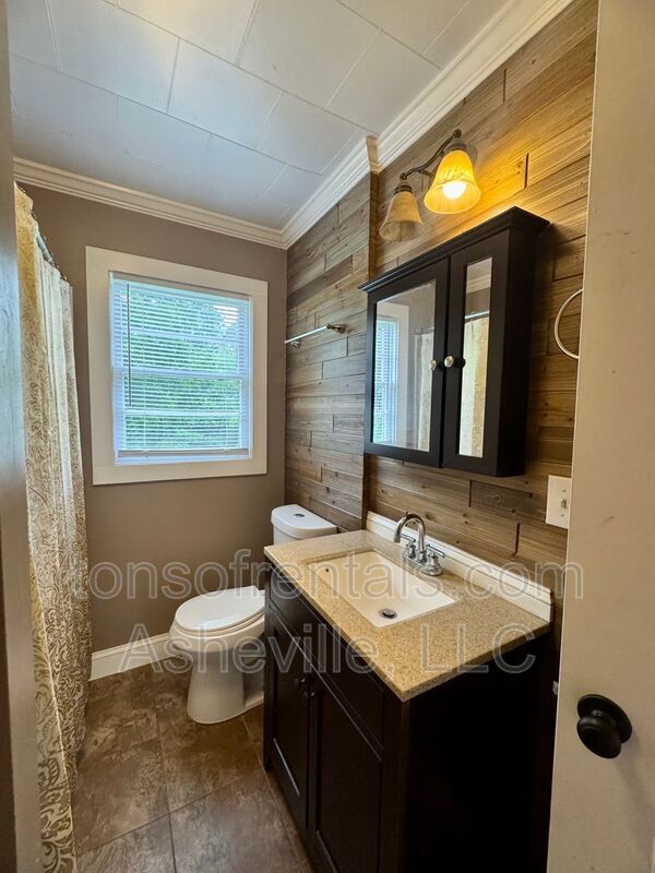 Charming 2-bedroom, 1-bathroom duplex located in the scenic Waynesville, NC. property image