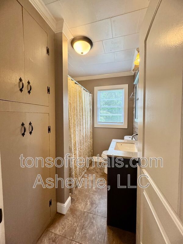Charming 2-bedroom, 1-bathroom duplex located in the scenic Waynesville, NC. property image