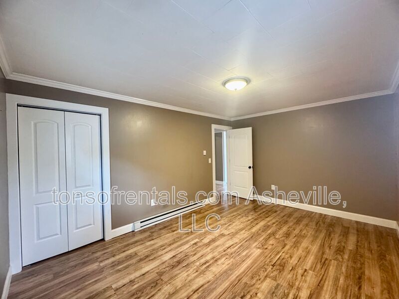 Charming 2-bedroom, 1-bathroom duplex located in the scenic Waynesville, NC. property image