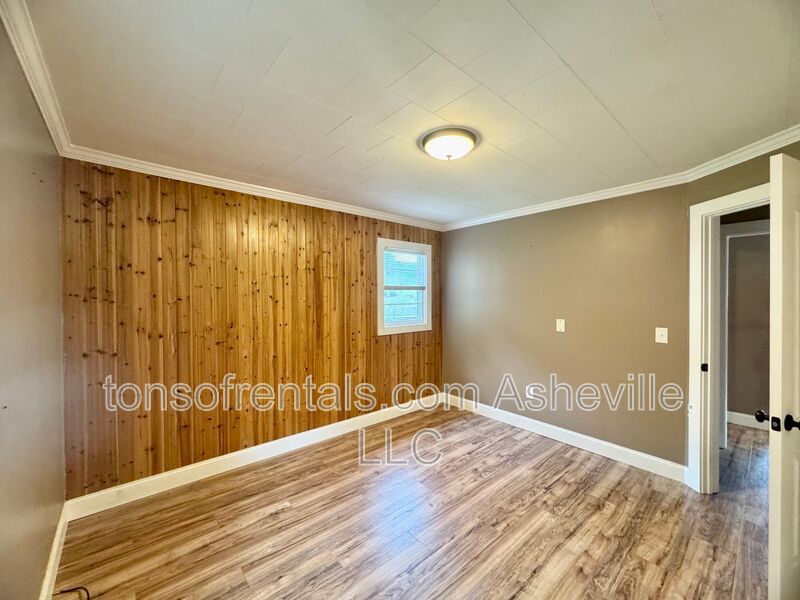 Charming 2-bedroom, 1-bathroom duplex located in the scenic Waynesville, NC. property image