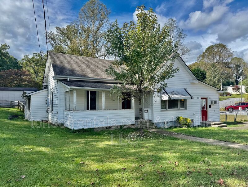 Welcome to 121 Oakdale Street, a charming 2-bedroom, 1-bathroom apartment located in the beautiful city of Brevard, NC. property image