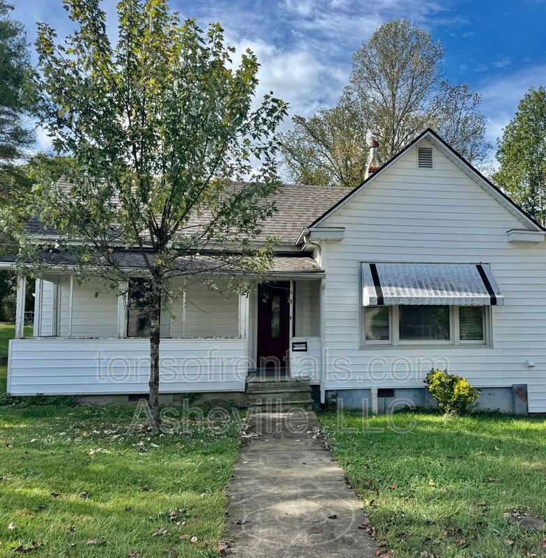 Welcome to 121 Oakdale Street, a charming 2-bedroom, 1-bathroom apartment located in the beautiful city of Brevard, NC. property image