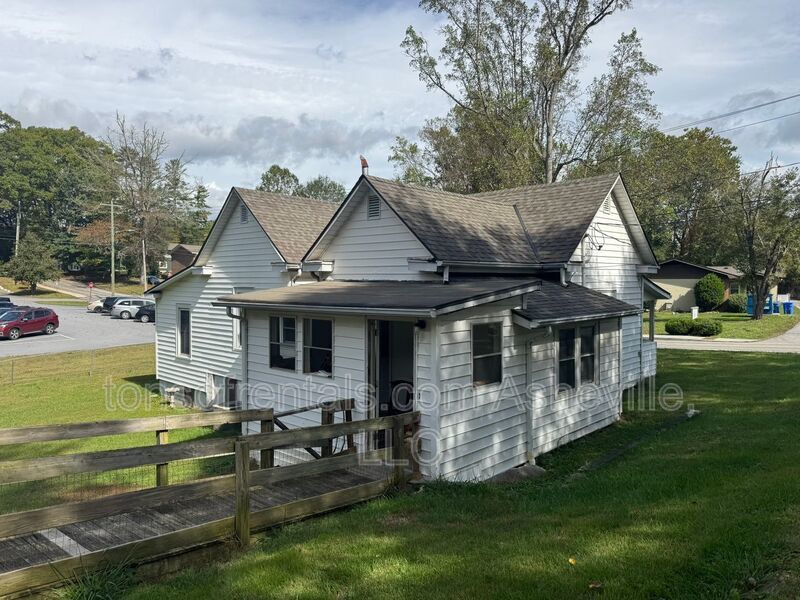 Welcome to 121 Oakdale Street, a charming 2-bedroom, 1-bathroom apartment located in the beautiful city of Brevard, NC. property image
