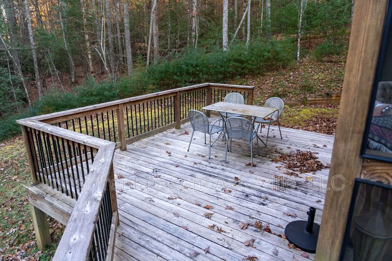 ***NEW LISTING - LAKE VIEWS - COZY CHARMING COTTAGE ON 20 ACRES FULLY FURNISHED*** property image