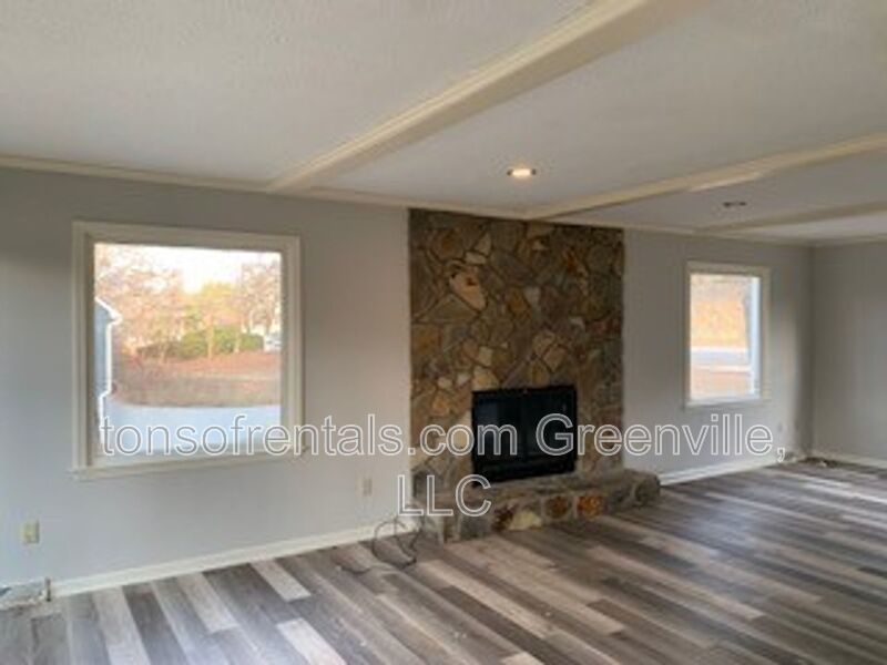 Elegant and spacious home in great area of Taylors SC! property image