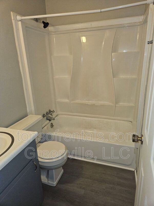 Cute 2 bedroom, 1 bath triplex in Mauldin property image