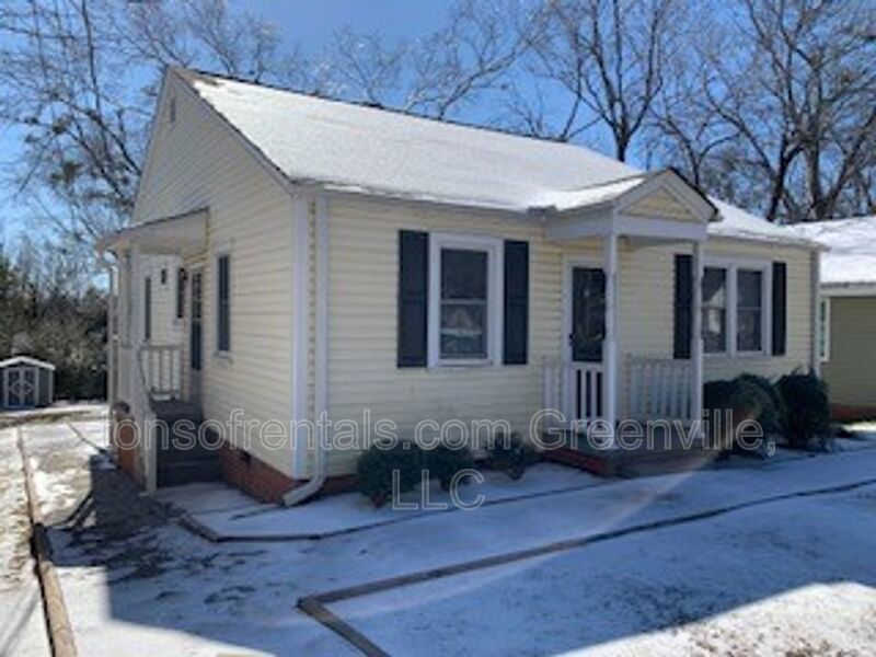 Fully furnished 1 bedroom 1 bath duplex style home in great location! property image