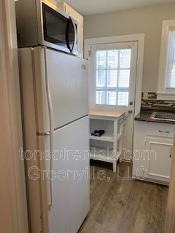 Fully furnished 1 bedroom 1 bath duplex style home in great location! property image