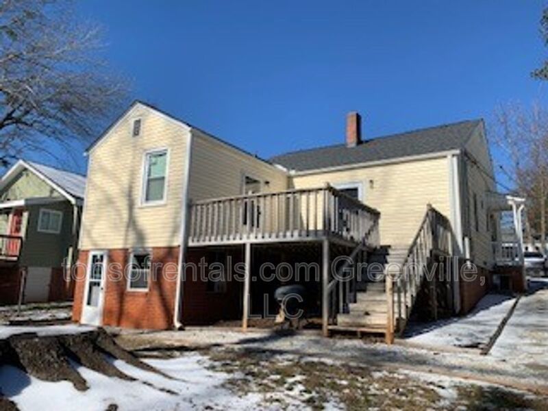 Fully furnished 1 bedroom 1 bath duplex style home in great location! property image