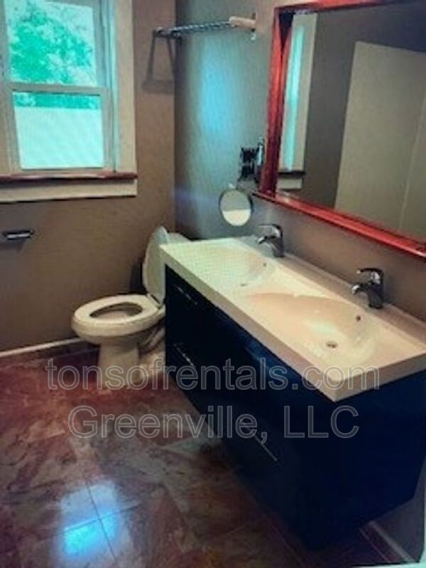 Neat 1 bedroom 2 bath home close to downtown Greenville SC! property image