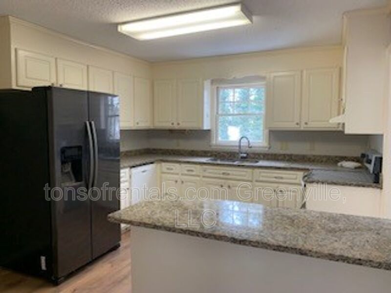 Elegant and spacious home in great area of Taylors SC! property image