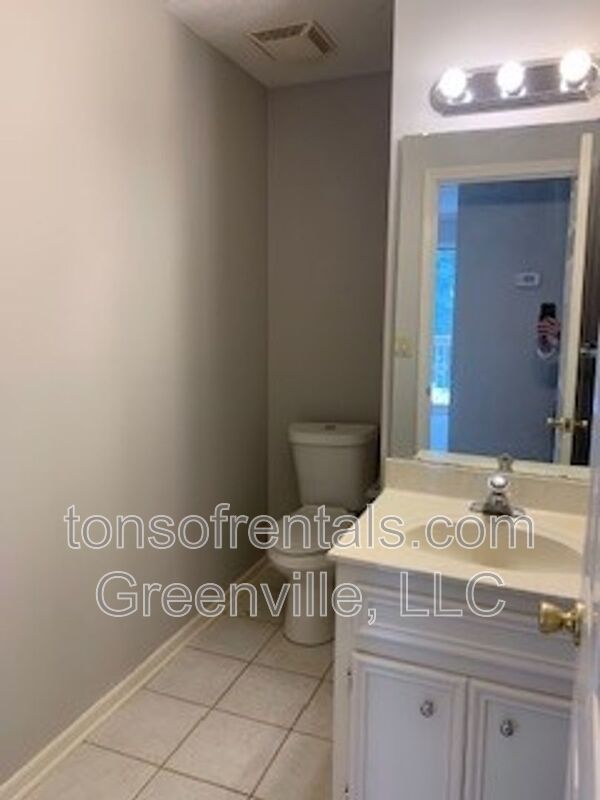 Elegant and spacious home in great area of Taylors SC! property image