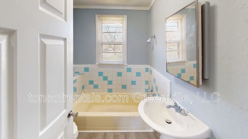 Nice 2 bedroom, 1 bath duplex property image