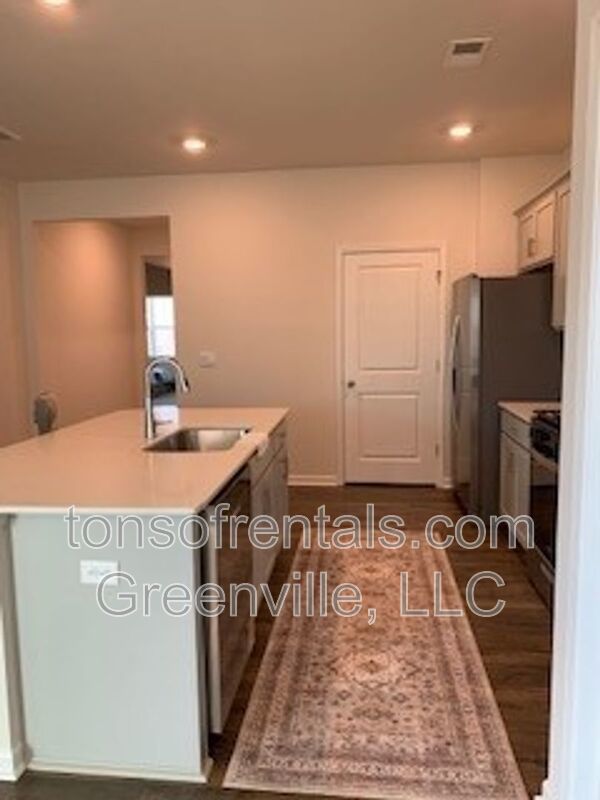 Beautiful furnished home in a great neighborhood filled with amenities! property image