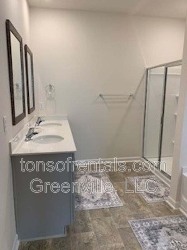 Beautiful furnished home in a great neighborhood filled with amenities! property image