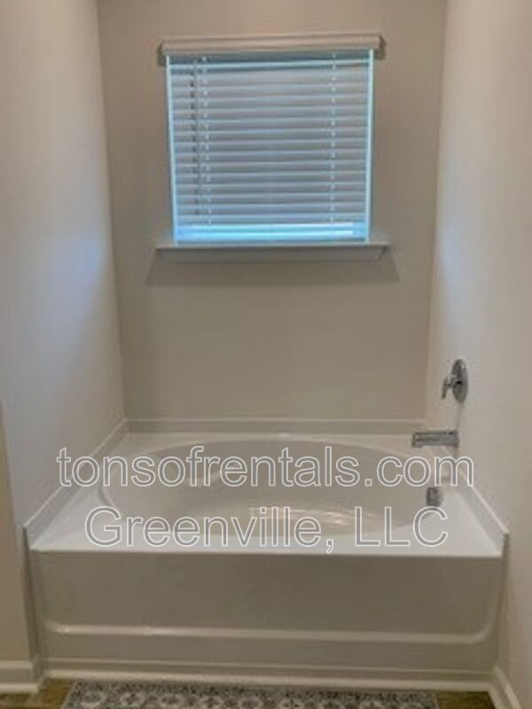 Beautiful furnished home in a great neighborhood filled with amenities! property image