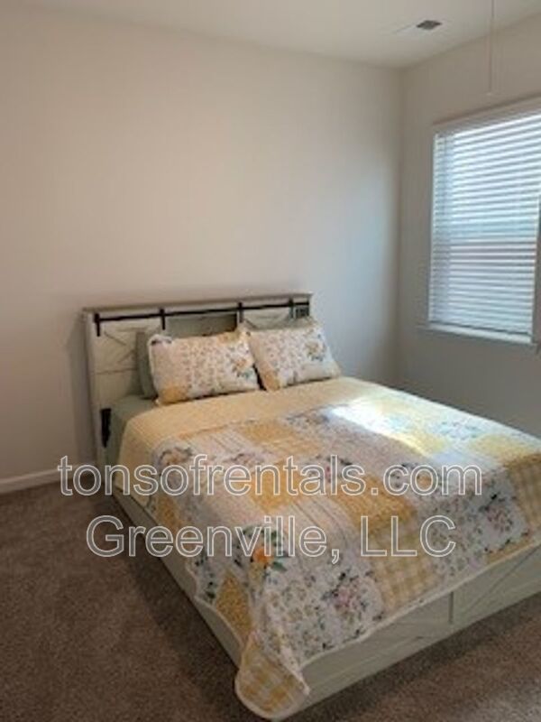 Beautiful furnished home in a great neighborhood filled with amenities! property image
