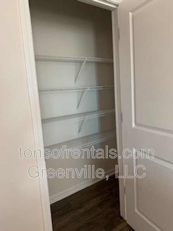 Beautiful furnished home in a great neighborhood filled with amenities! property image