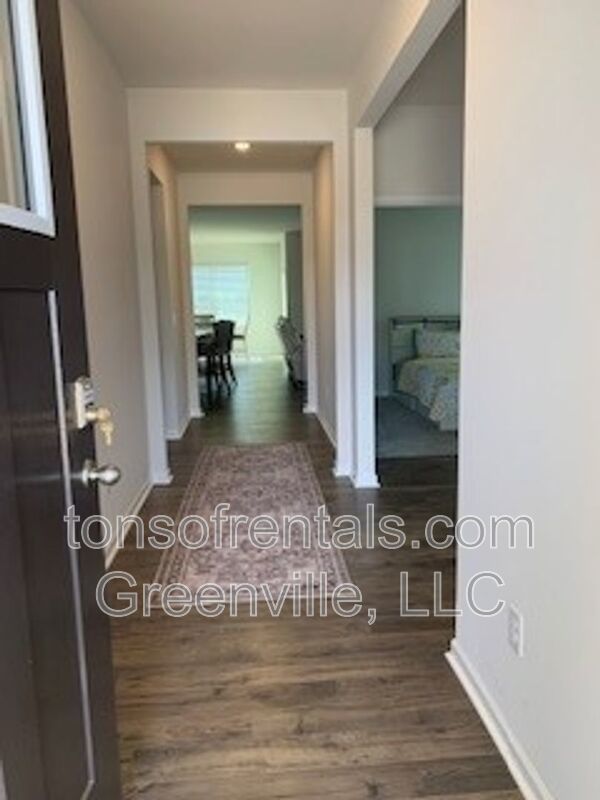 Beautiful furnished home in a great neighborhood filled with amenities! property image