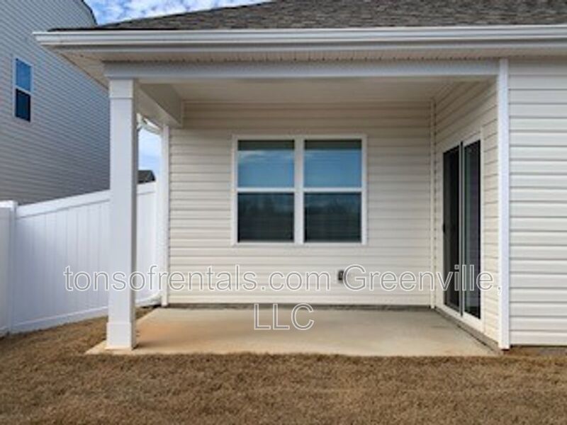 Beautiful furnished home in a great neighborhood filled with amenities! property image