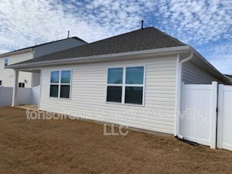 Beautiful furnished home in a great neighborhood filled with amenities! property image