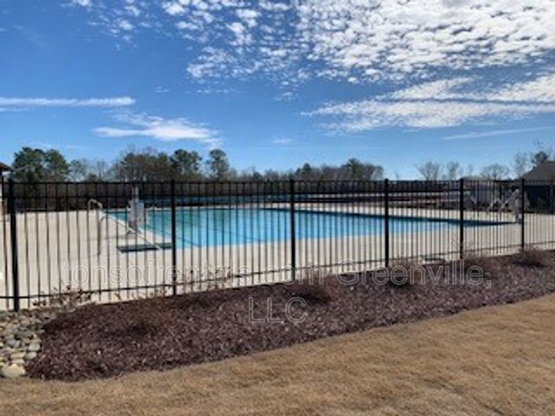 Beautiful furnished home in a great neighborhood filled with amenities! property image