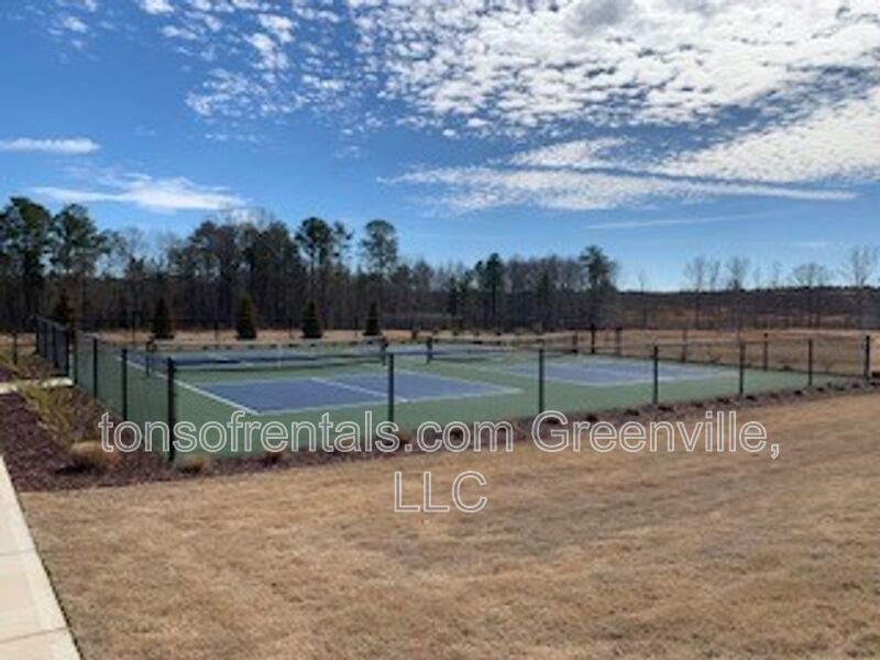 Beautiful furnished home in a great neighborhood filled with amenities! property image