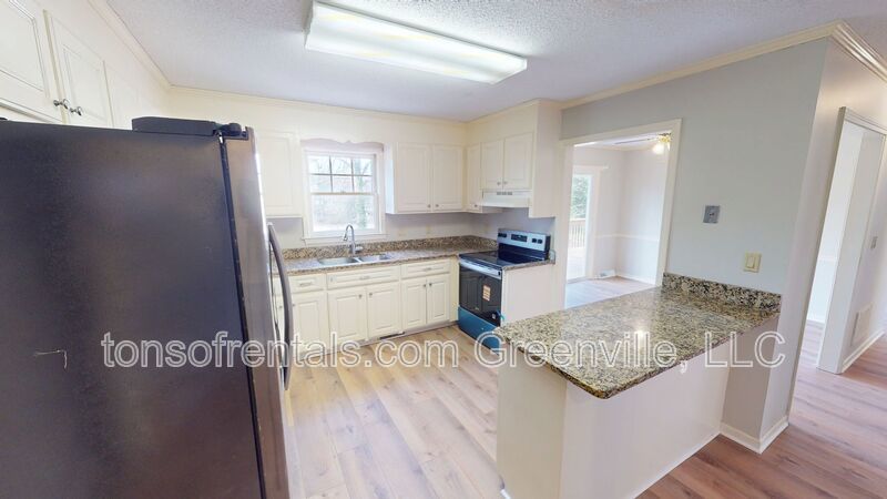 Elegant and spacious home in great area of Taylors SC! property image