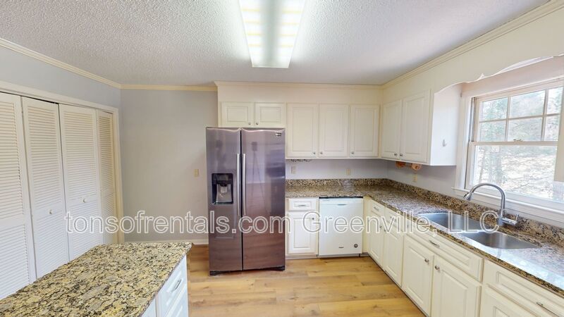 Elegant and spacious home in great area of Taylors SC! property image