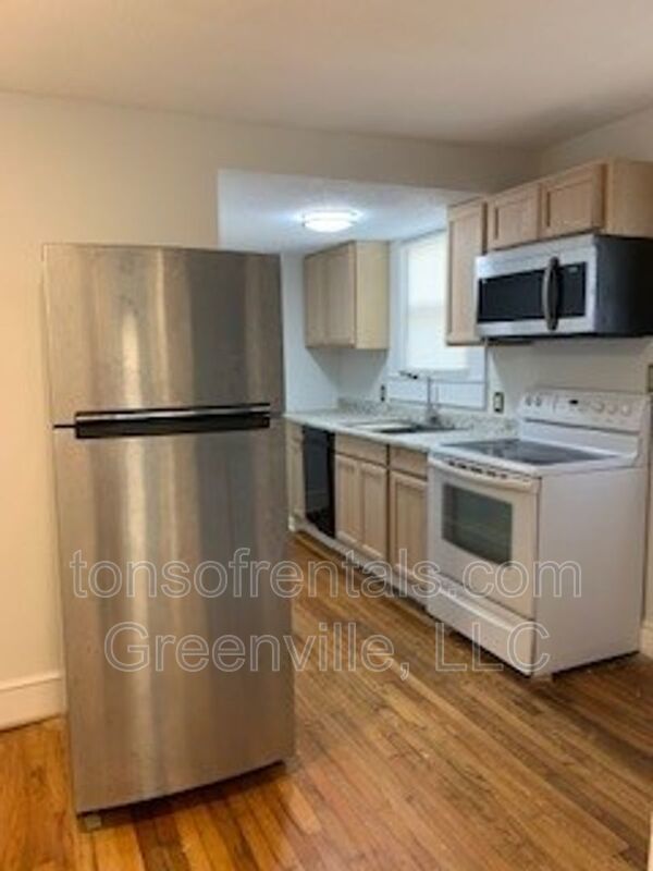 Neat 2 bedroom 2 bath townhome minutes to downtown Greenville SC! property image