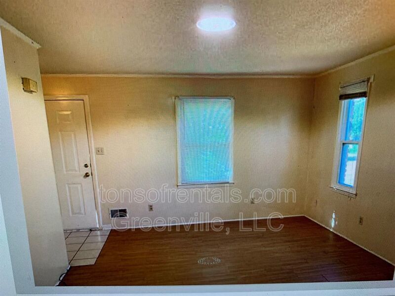 Cute 1 bedroom 1 bath in triplex of Wellford SC! property image