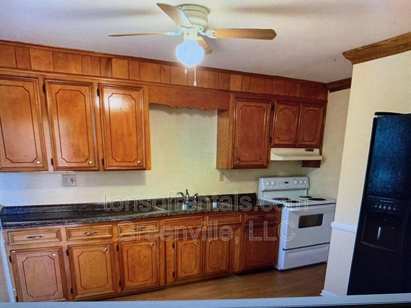 Cute 1 bedroom 1 bath in triplex of Wellford SC! property image