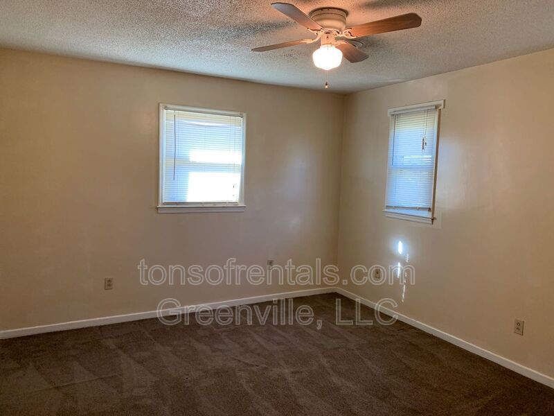 Cute 1 bedroom 1 bath in triplex of Wellford SC! property image