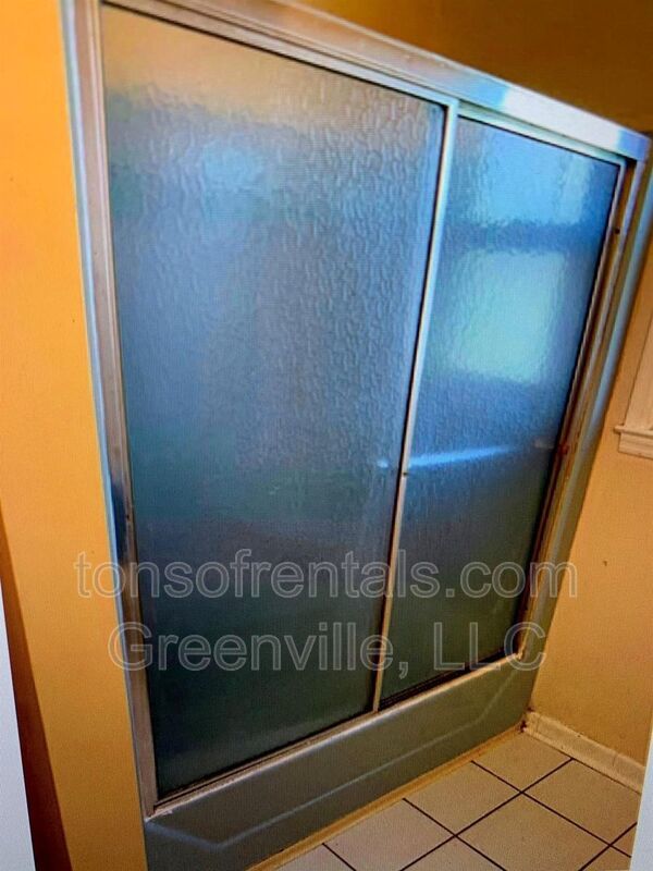 Cute 1 bedroom 1 bath in triplex of Wellford SC! property image