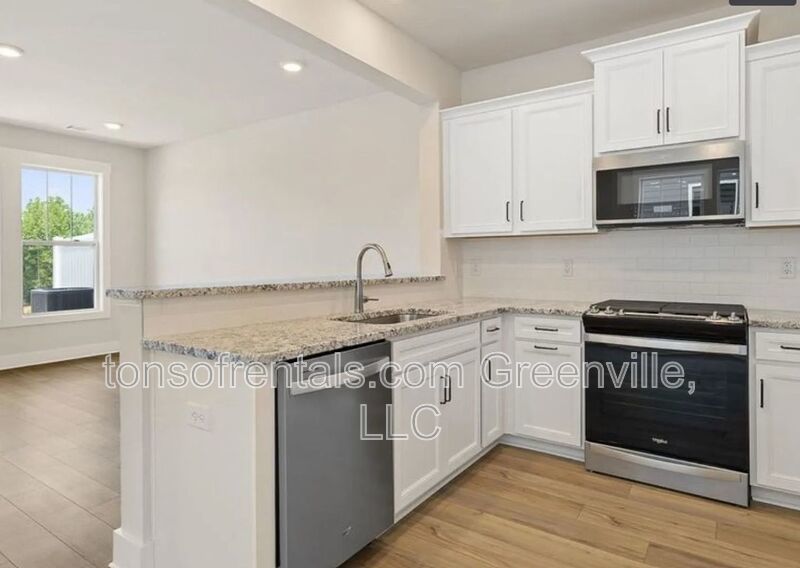 Beautiful 4 bedroom, 4.5 bath townhome in Drayton Mills property image