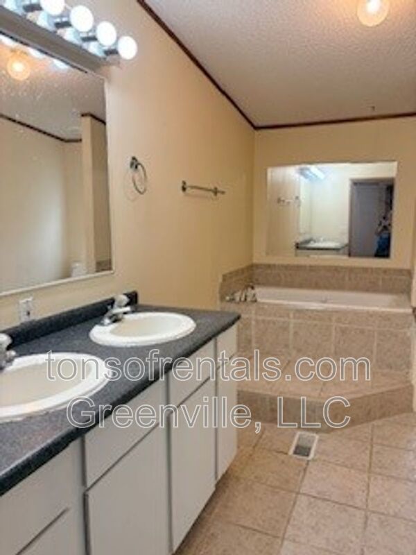 Super spacious home in a great location of Fountain Inn SC! property image