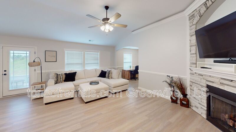 Elegant and spacious home in great area of Moore SC! property image